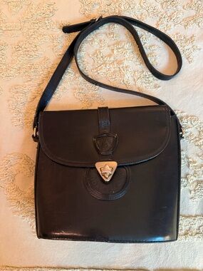 Vintage Moda Italiana Black Leather Crossbody Shoulder Bag with Shield Detail